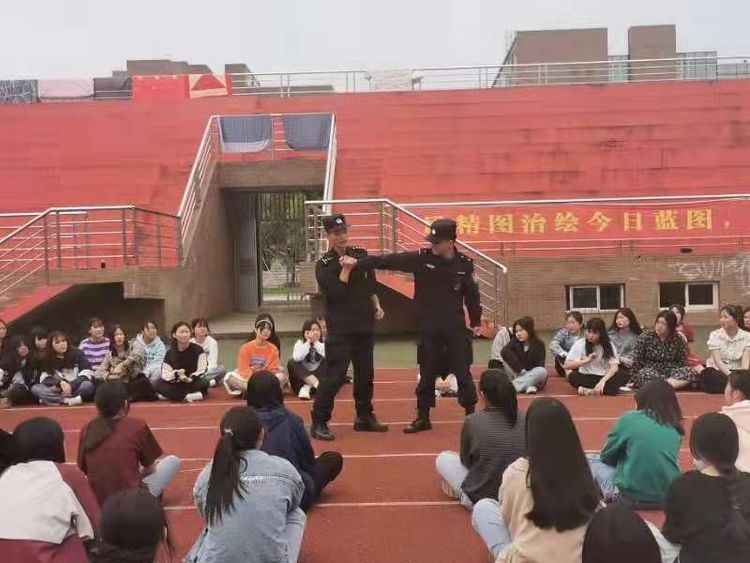 特警支隊(duì)反恐防暴大隊(duì)衛(wèi)校安全教育行