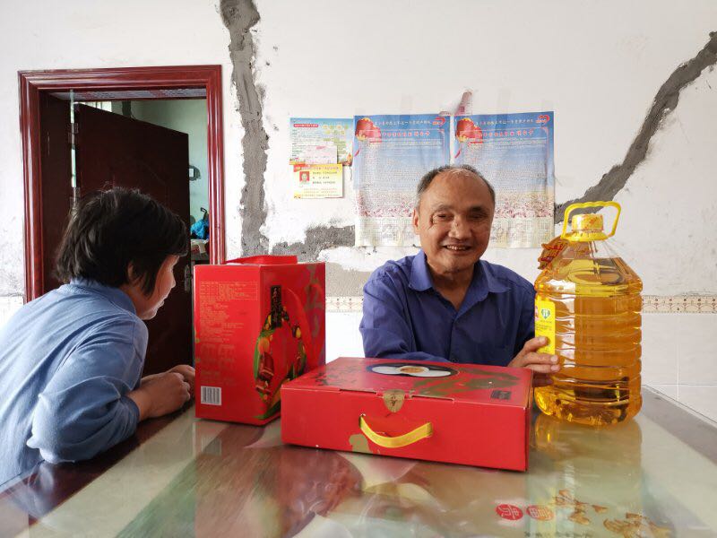 我校開展端午節(jié)前精準(zhǔn)扶貧走訪慰問活動(dòng)