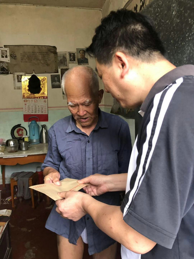 國慶前夕學(xué)校黨委書記朱長安走訪慰問離休干部、老黨員