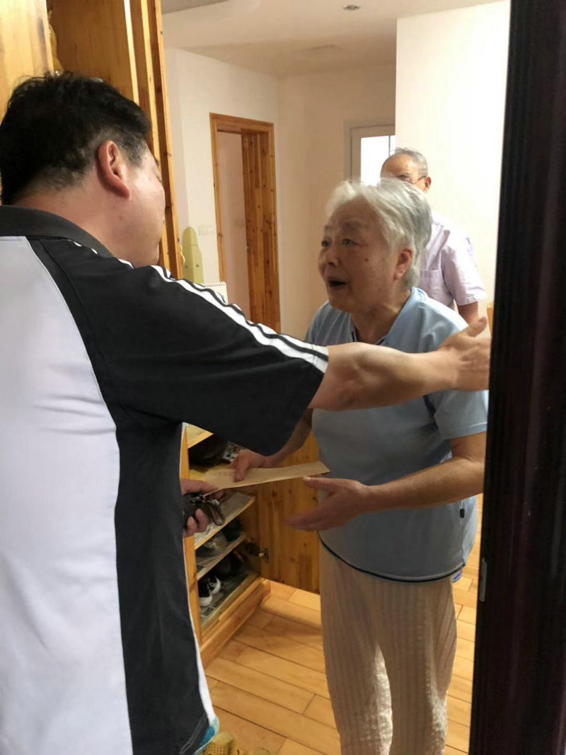 國慶前夕學(xué)校黨委書記朱長安走訪慰問離休干部、老黨員