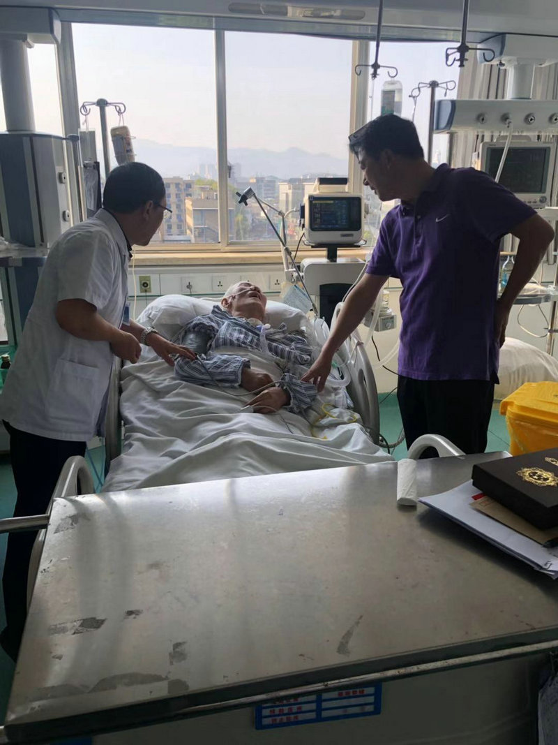 國慶前夕學(xué)校黨委書記朱長安走訪慰問離休干部、老黨員