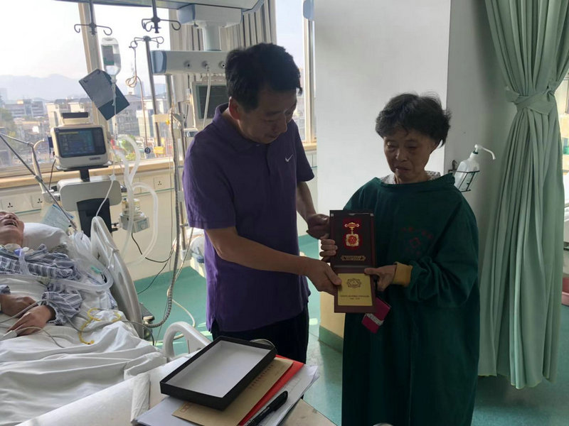 國慶前夕學(xué)校黨委書記朱長安走訪慰問離休干部、老黨員